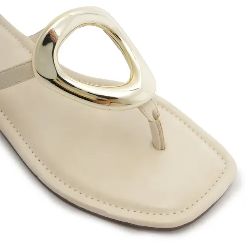 Sandália Rasteira Detalhe Metal